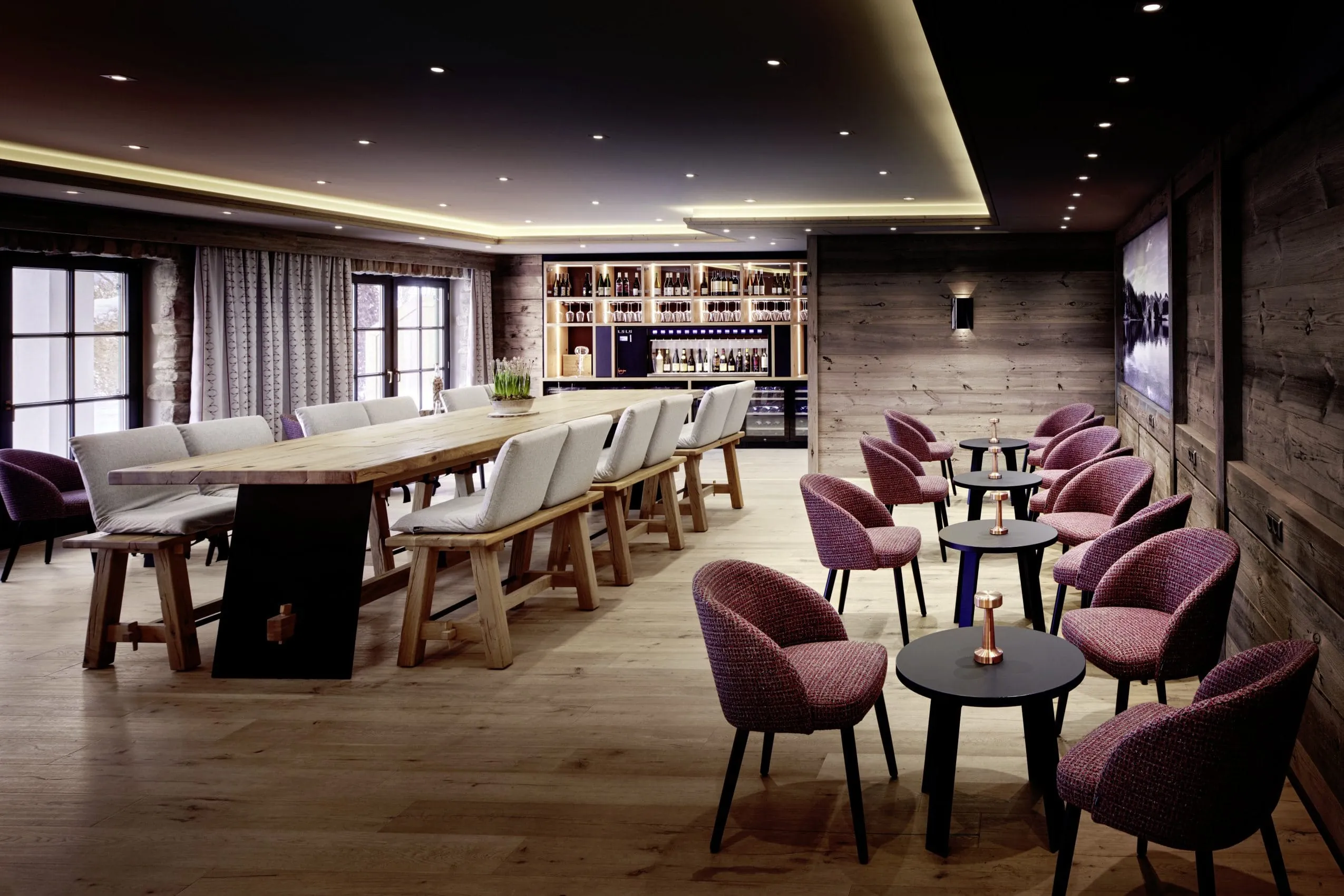 Modern eingerichtete Bar im Wellnesshotel Sommer im Allg&auml;u