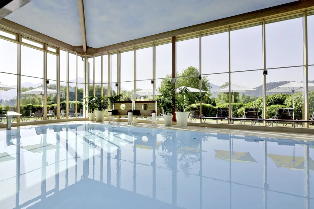 Indoorpool im Wellnesshotel Sommer mit bodentiefen Panoramafenstern