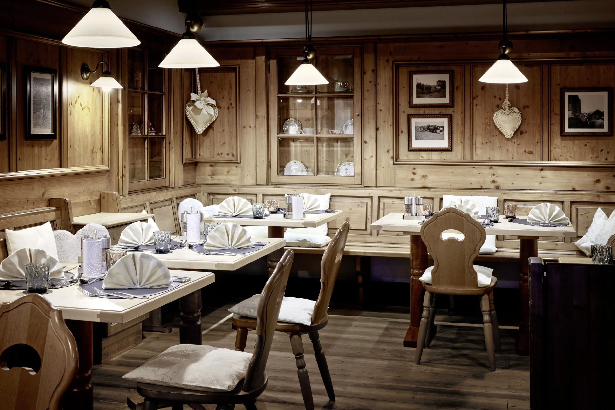 Speisestube im Alpin-Chic mit eingedeckten Tischen im Hotel Sommer