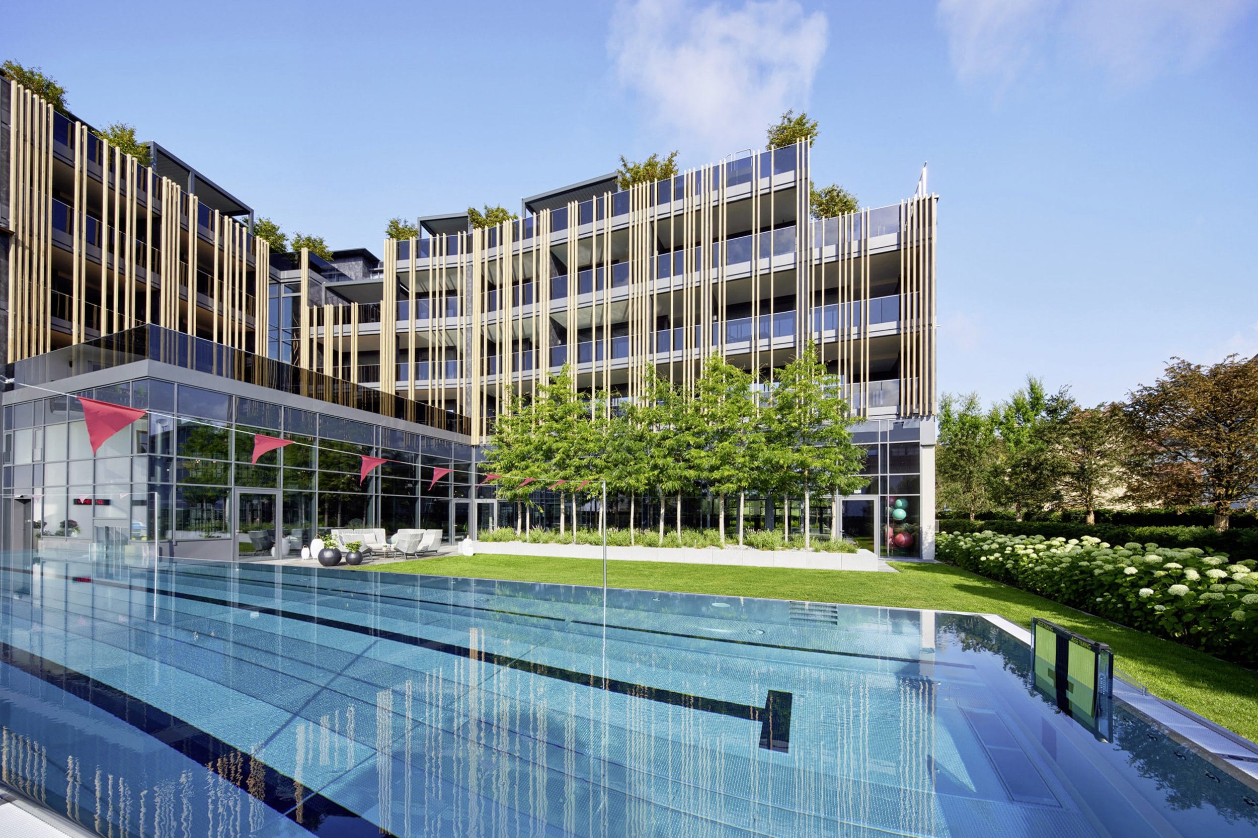 Sportpool vor moderner Fassade des Wellnesshotel Jagdhof Röhrnbach
