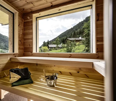 Finnische Sauna mit Blick ins Grüne im Private Spa-Bereich der Südtirol Chalets Valsegg