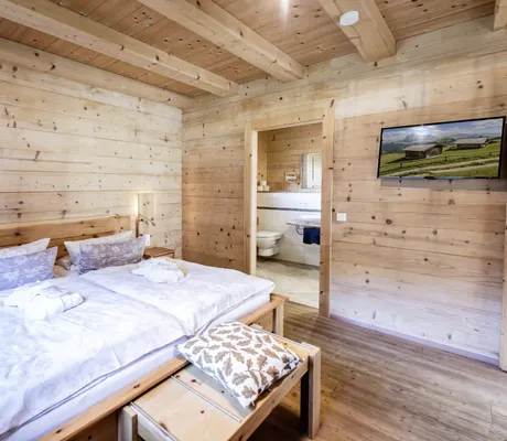Komplett aus Holz gestaltetes Schlafzimmer im Beim Waicher Chalets & Apartments