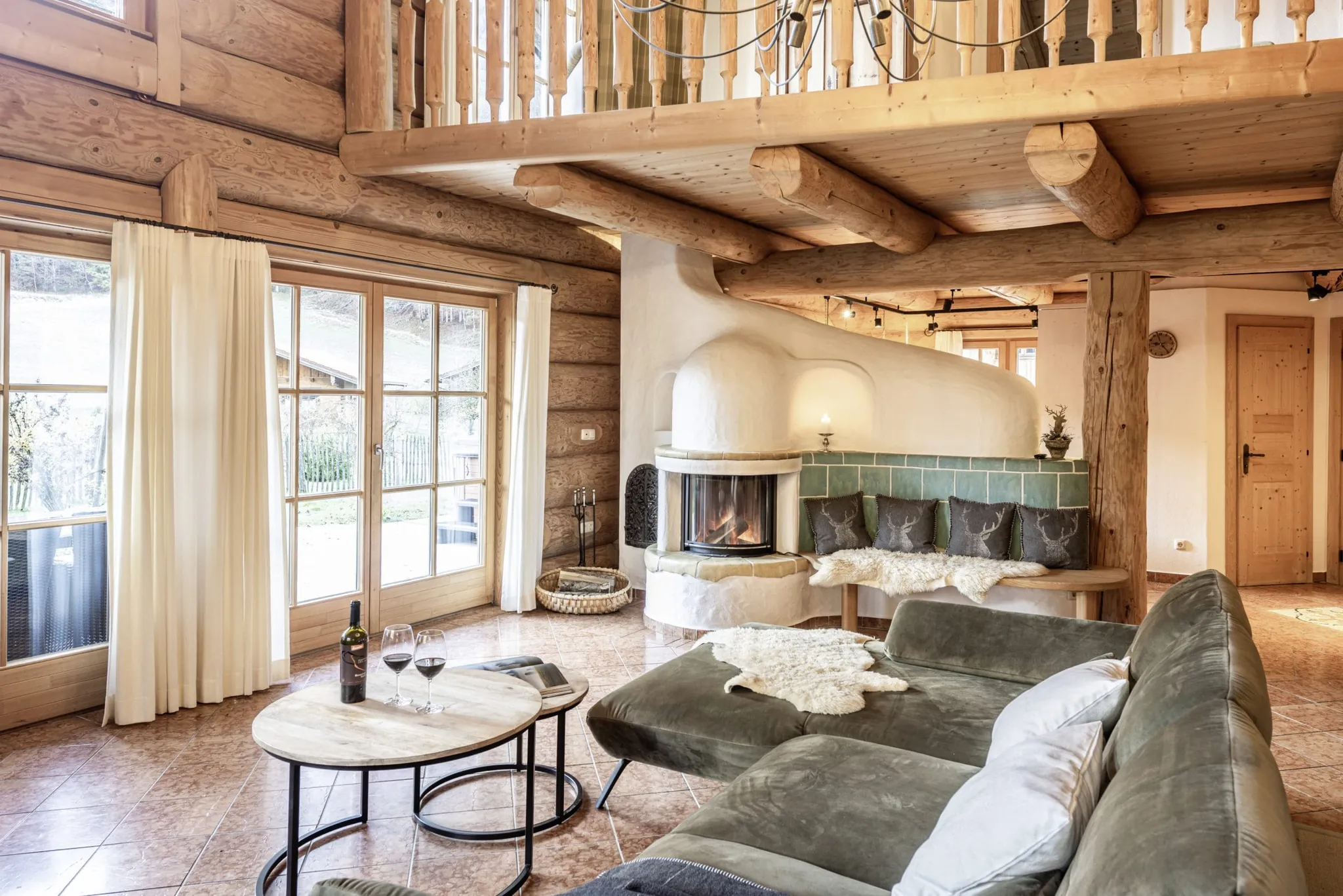 Wohnbereich im Naturstammhaus der Beim Waicher Chalets & Apartments mit Sofa und Kachelofen