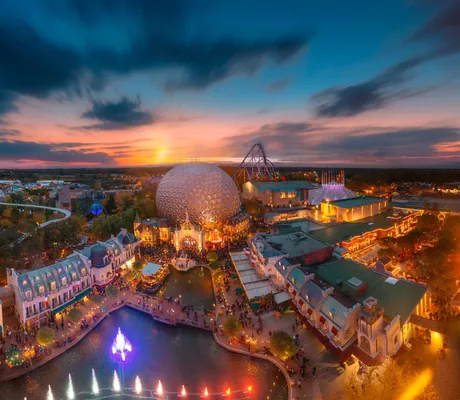 Panoramaaufnahme des beleuchteten Europa-Park Rust in der Dämmerung
