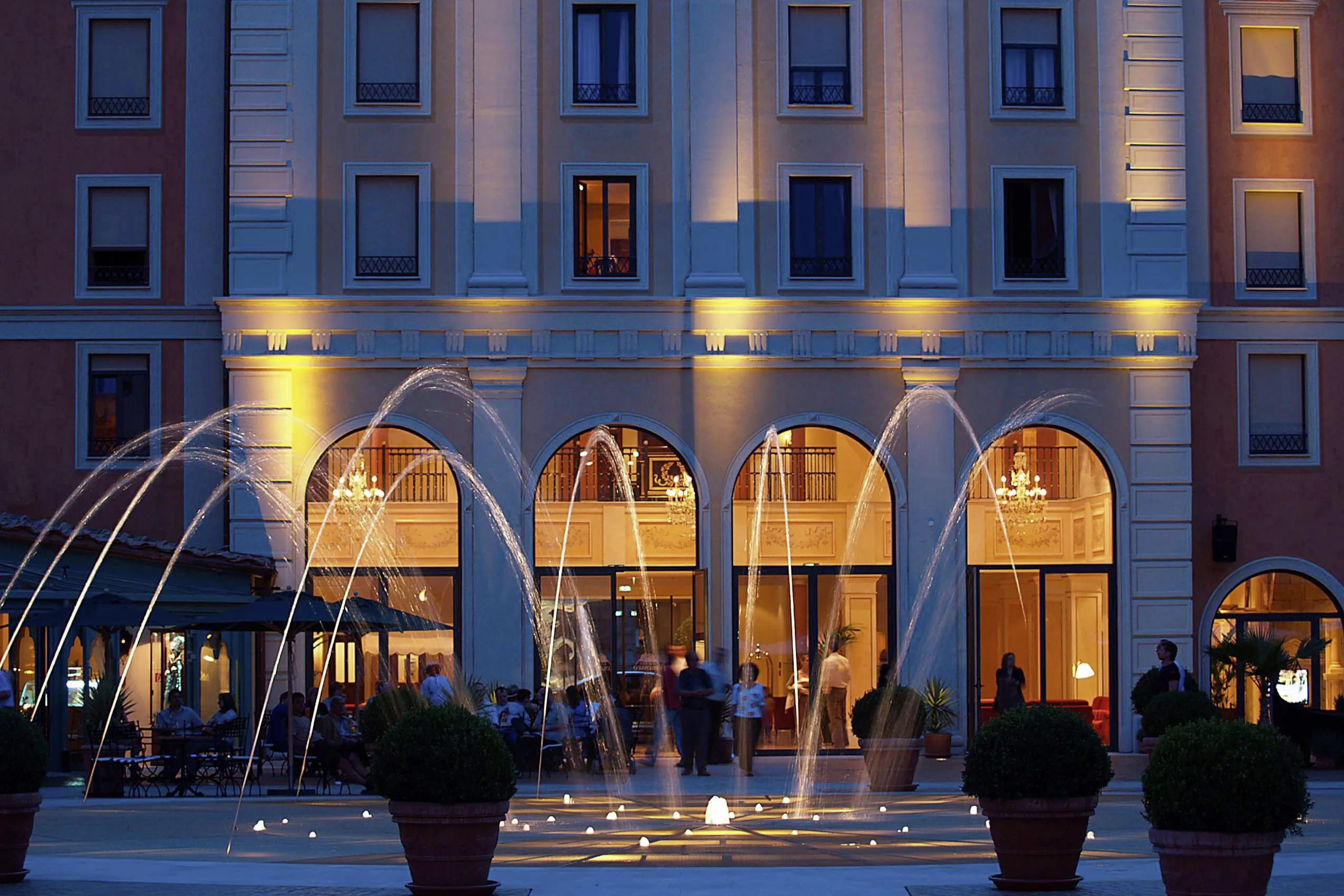 Au&szlig;enansicht des Erlebnishotel &raquo;Colosseo&laquo; Europa-Park in Rust mit Wasser-Font&auml;nen
