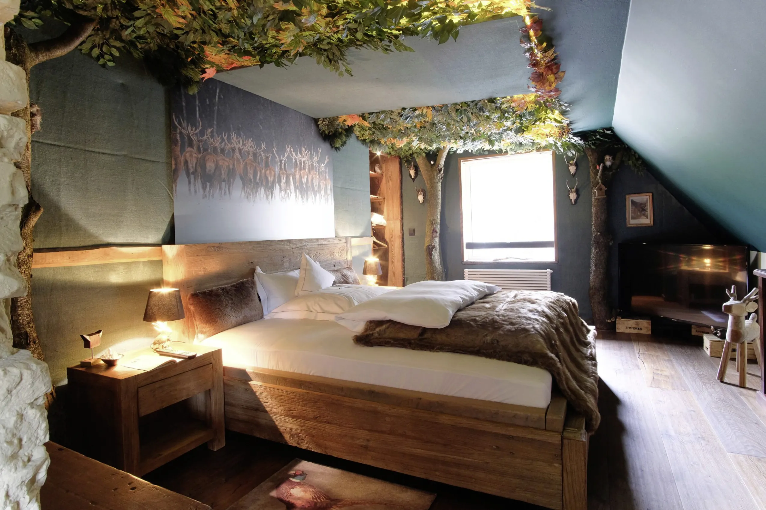 Doppelzimmer mit Doppelbett und Fernseher im Seminar- und Eventzentrum Gut Thansen