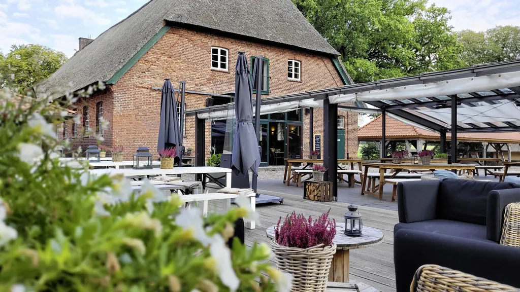 Terrasse und Außenansicht des Seminar- und Eventzentrums Gut Thansen