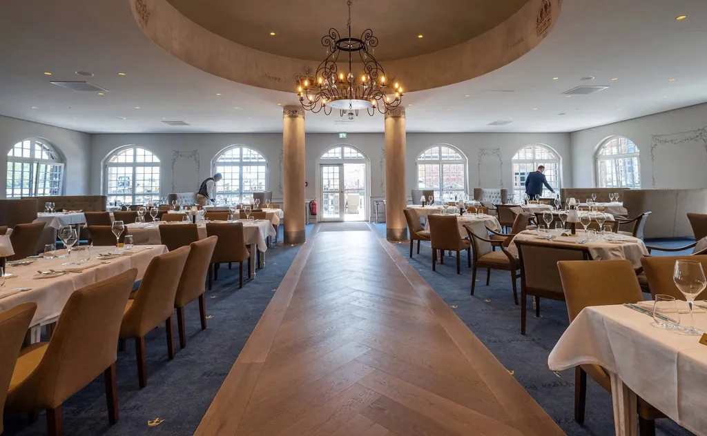 Restaurant mit gedeckten Tischen im »Krønasår – The Museum-Hotel« im Europapark