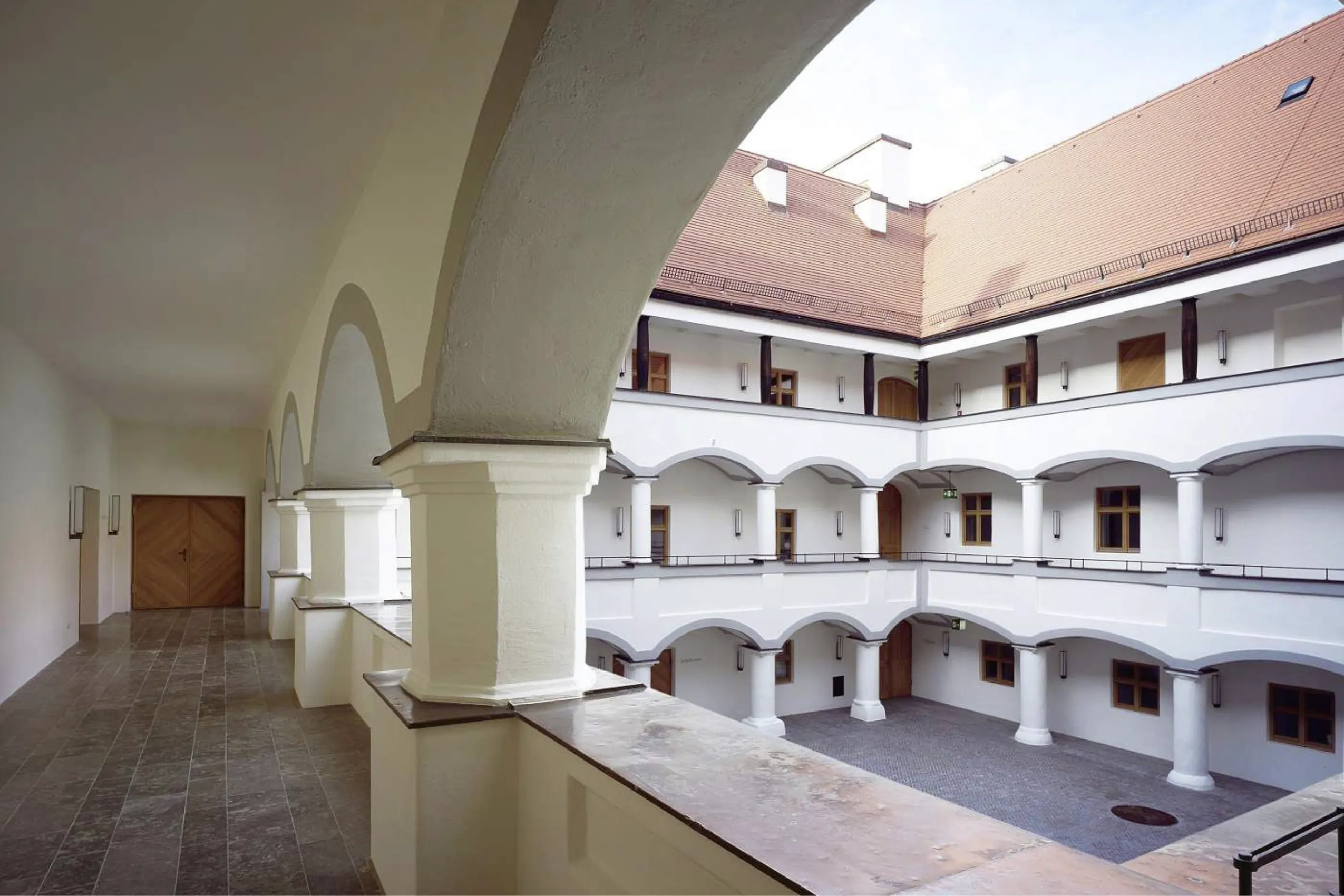 Innenhof des Schloss Hohenkammer mit Balkon