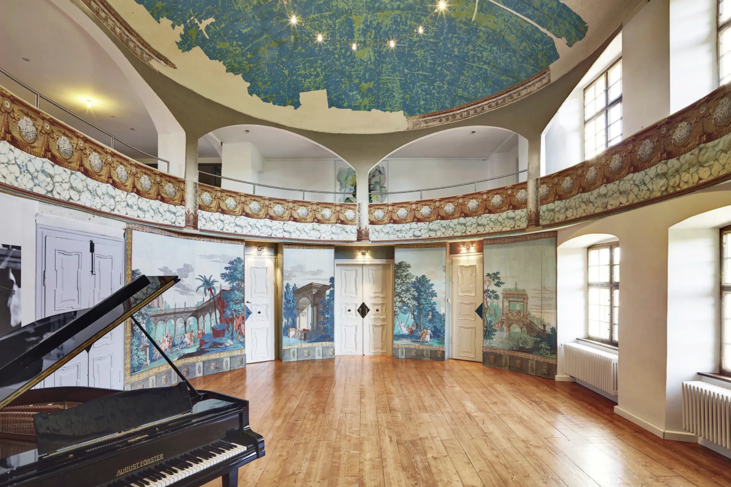 Theatersaal mit Stofftapete und Fl&uuml;gel im Schloss Lautrach