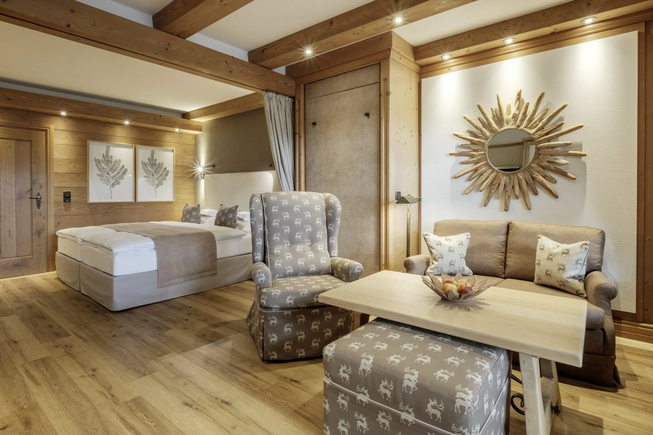 Doppelzimmer mit Bett und Wohnzimmer im Sonnenalp-Resort