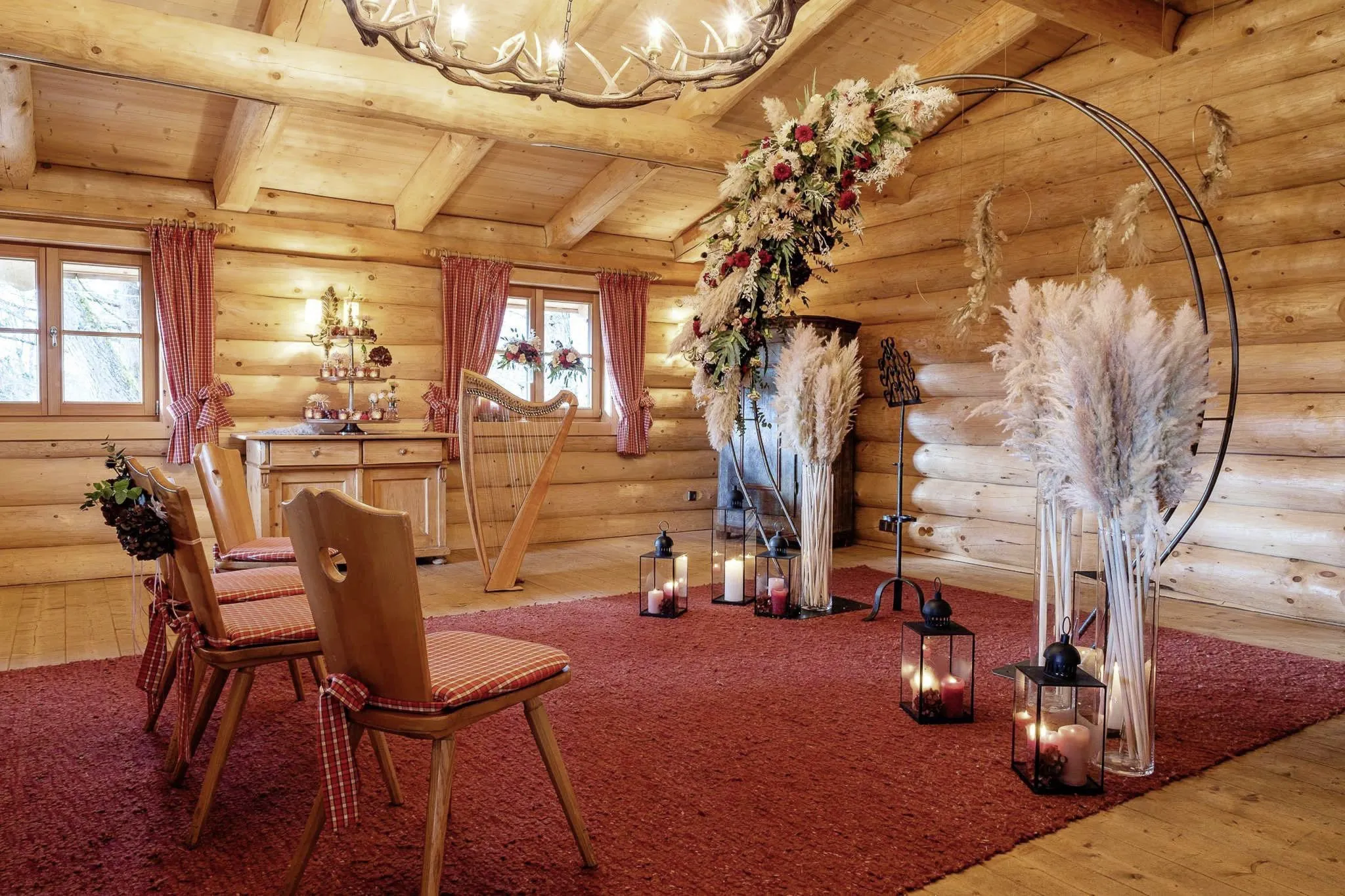 Dekoration f&uuml;r die Trauung in der Almh&uuml;tte im Sonnenalp Resort