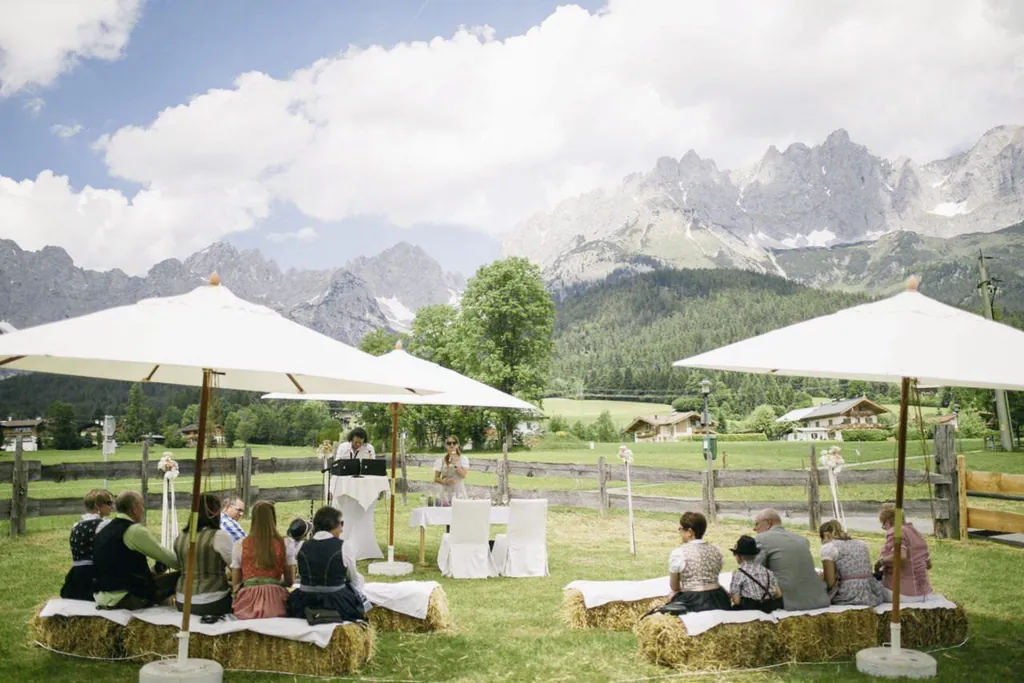 Das Hochzeitshotel Stanglwirt hält eine Freie Trauung auf der Kaiserwiese.