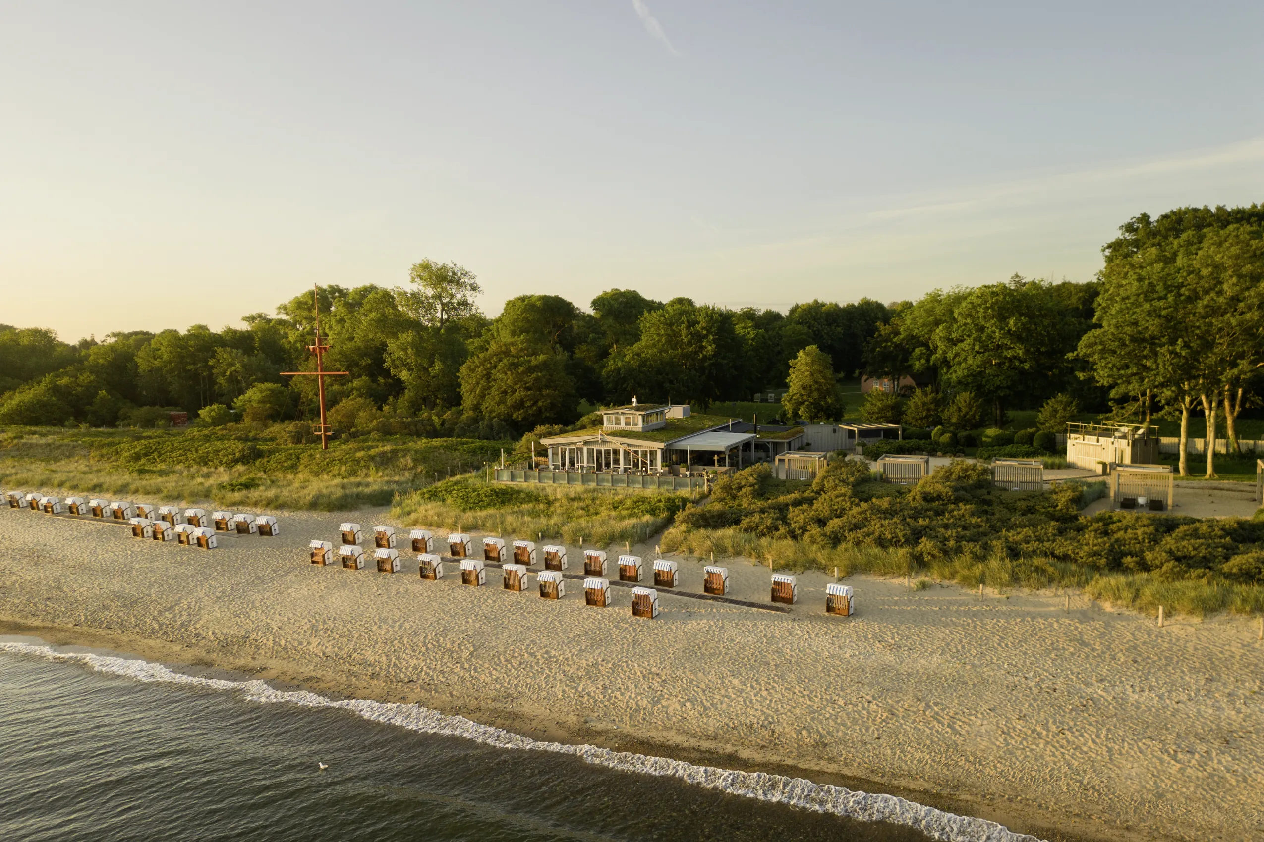 Strand vom WEISSENHAUS Private Nature Luxury Resort mit Bootshaus zum Hochzeit feiern