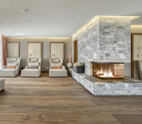 Ruheraum mit grau gemauertem offenem Kamin und Liegesesseln im Wald- & Schlosshotel Friedrichsruhe