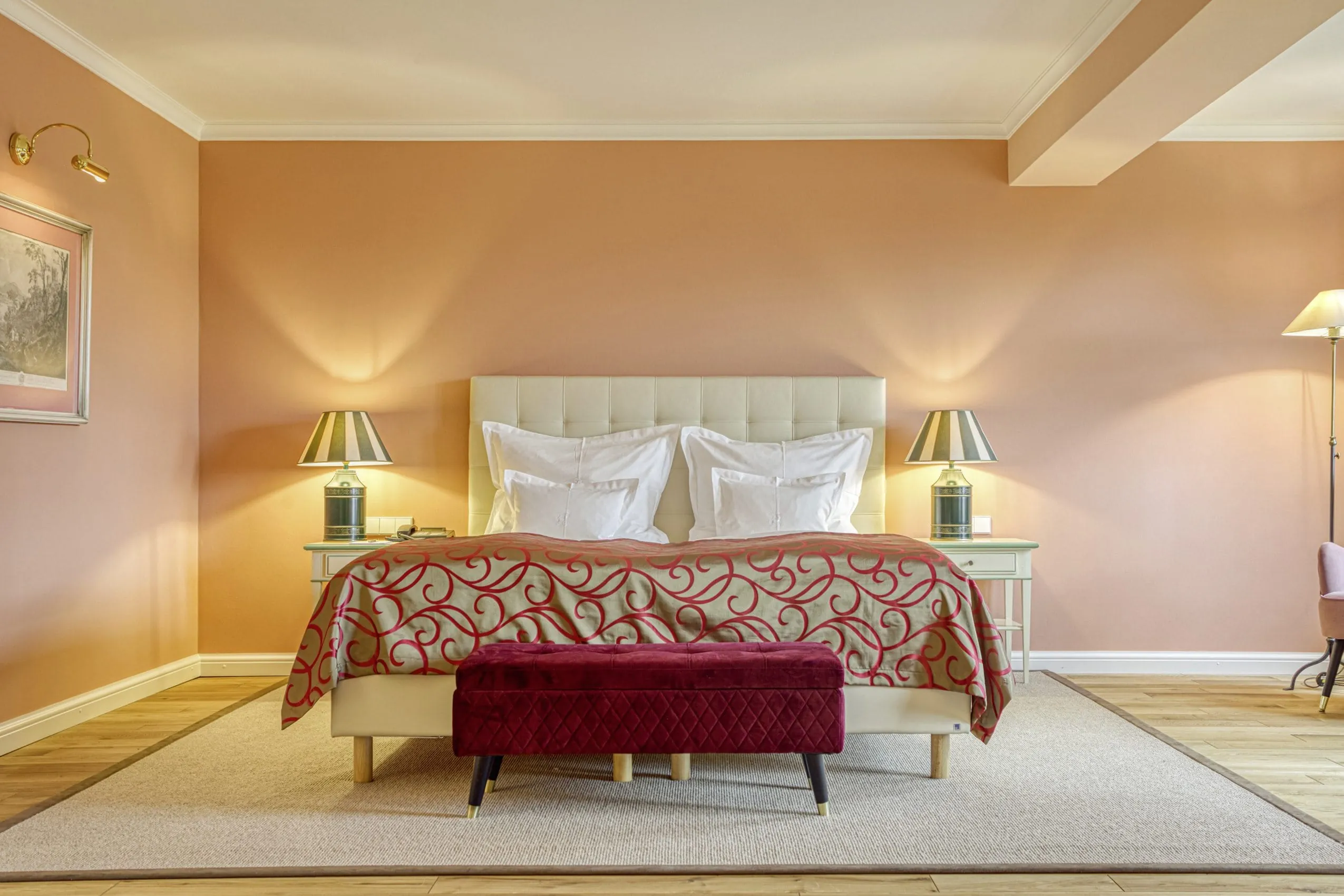 Helles Doppelzimmer mit Doppelbett und Tagesdecke im Wald- & Schlosshotel Friedrichsruhe