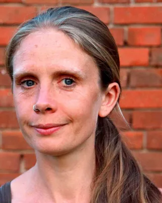 Autorenporträt Jana Tashina Wörrle mit Pferdeschwanz