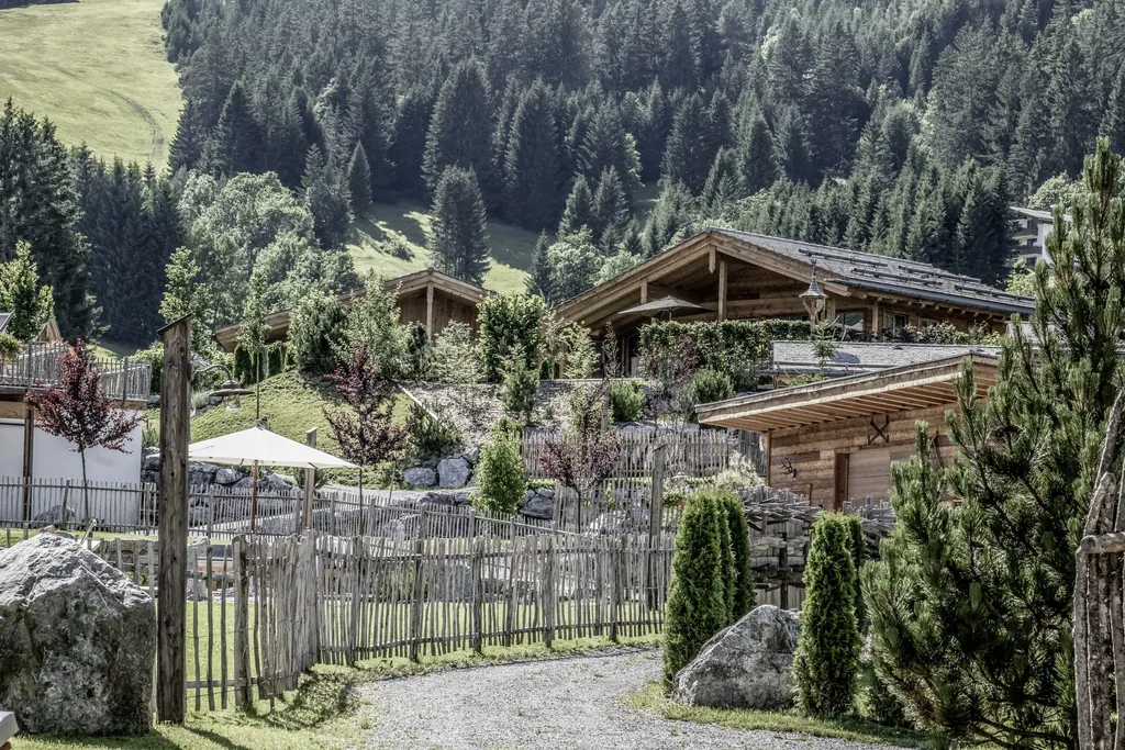 Blick auf die Anlage des Chaletdorfs Benglerwald idyllisch am Berghang gelegen
