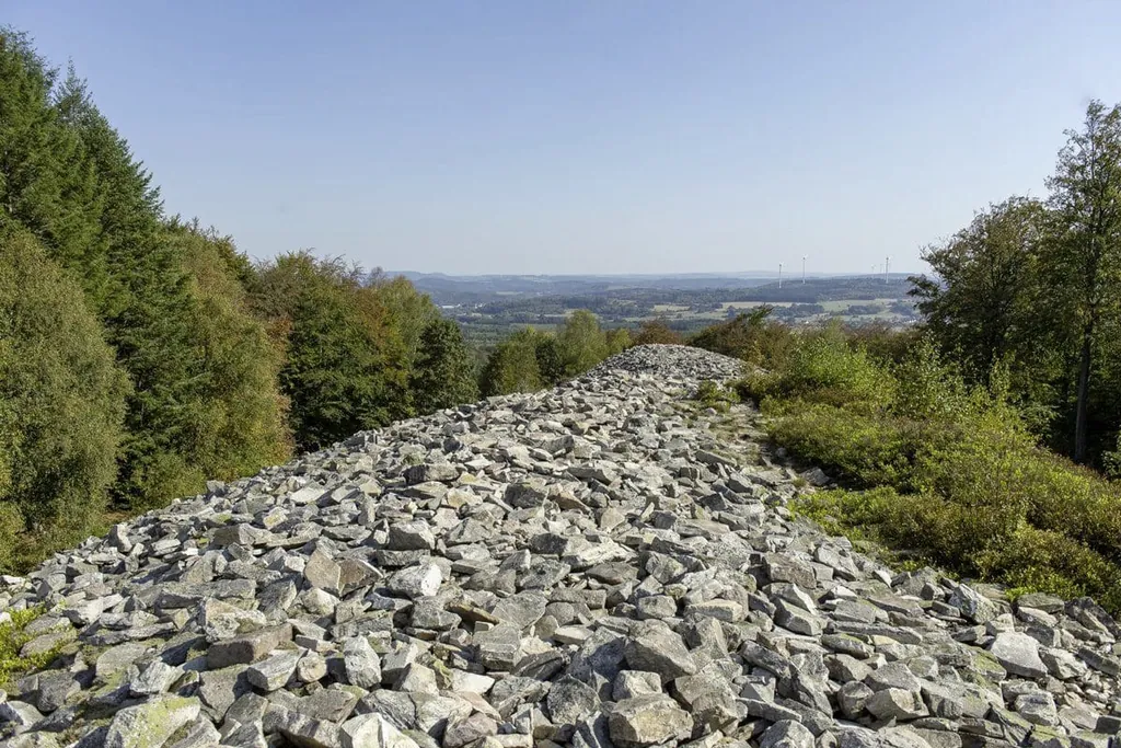 Blick über die Steine des Ringwalls Otzenhausen über die Saarländische Ebene