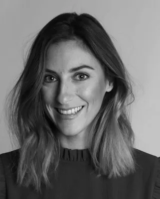 Autorenporträt Sarah Leonie lachelnd