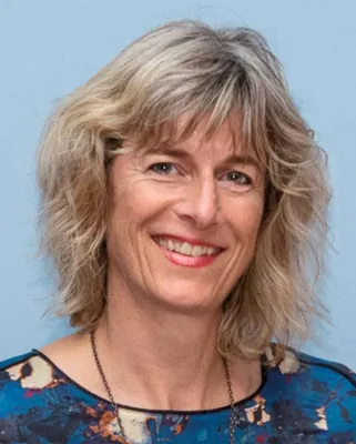 Autorenporträt Stefanie Hütz lächelnd mit offenem halblangem Haar