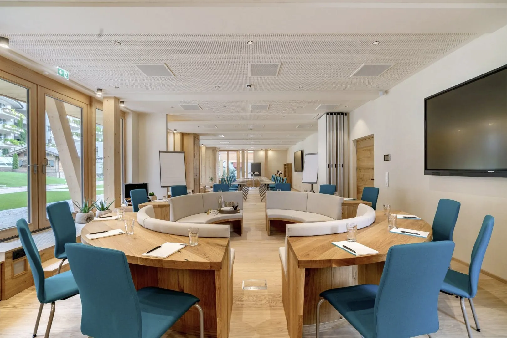 zwei kombinierte Tagungsr&auml;ume mit blauen Sesseln im Posthotel Achenkirch