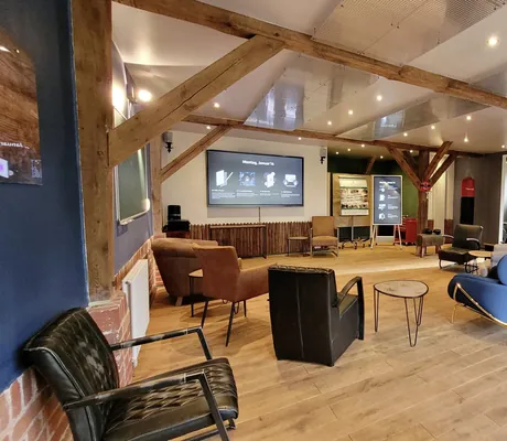 Spielzimmer in Gut Thansen mit verschiedenen Sesseln und großem Bildschirm