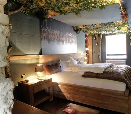 Himmelbett mit Laub an der Decke in Gut Thansen