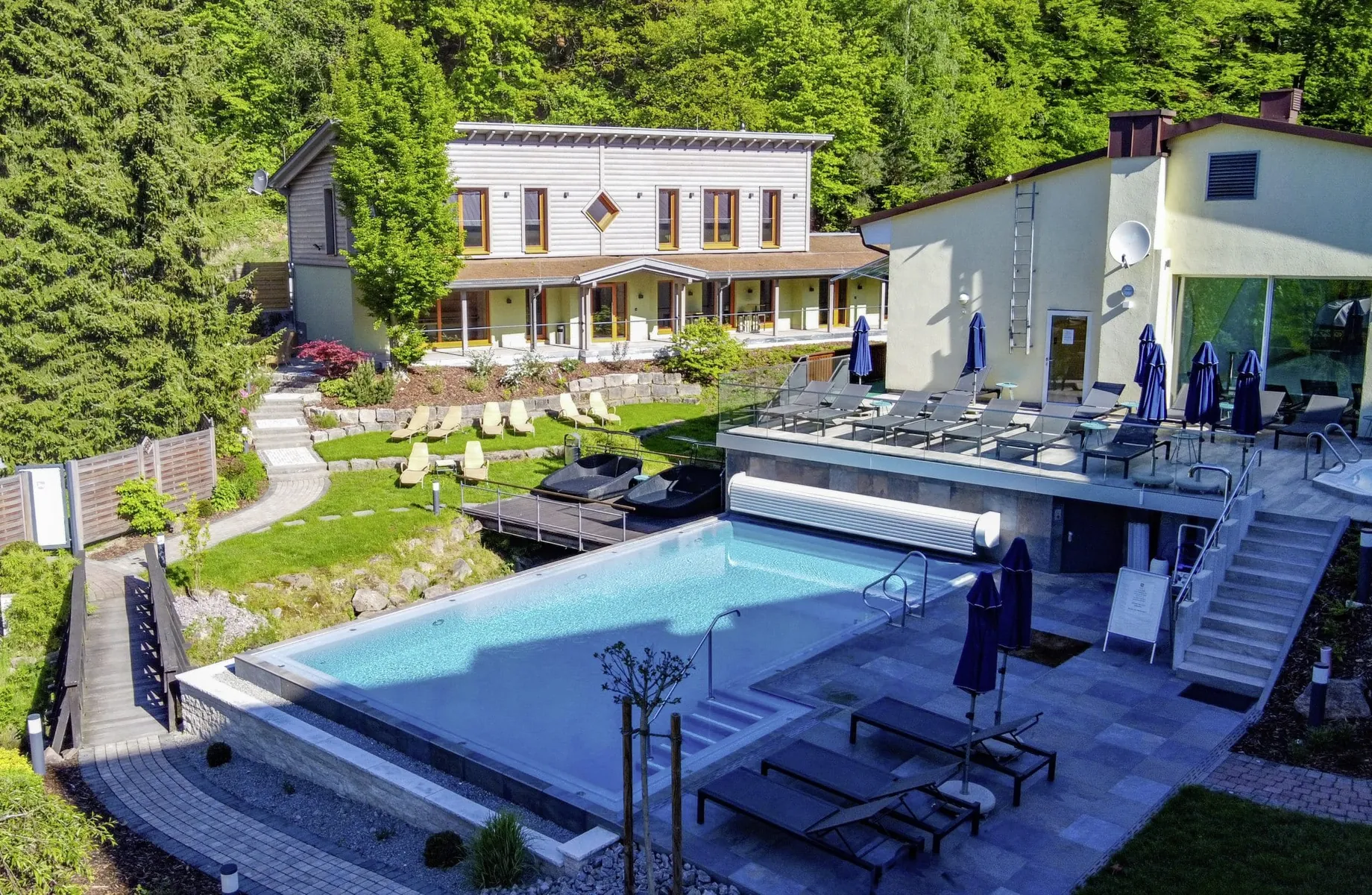 Outdoorpool mit Gartenanlage des Hotel Lamm