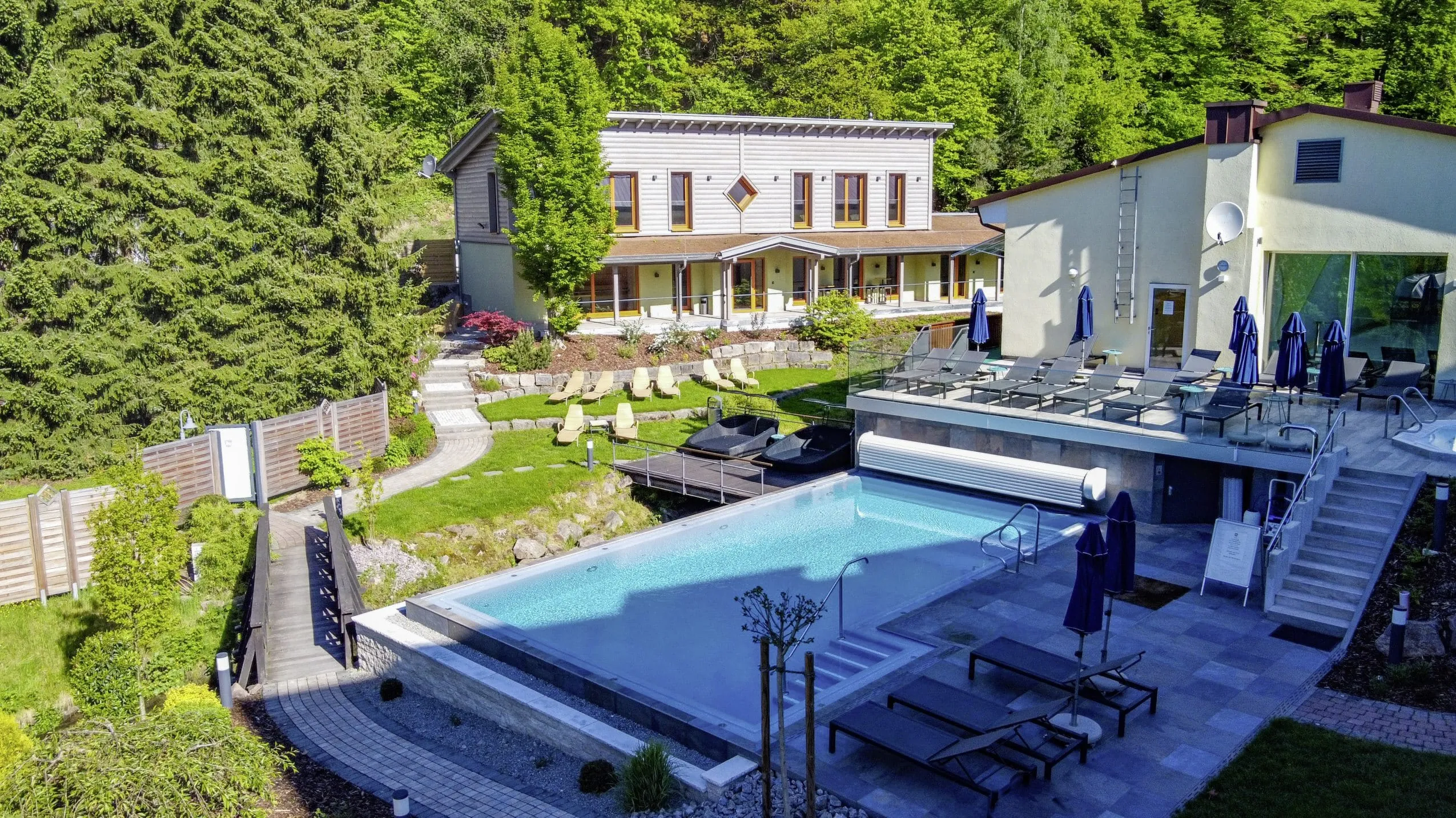Outdoorpool mit Gartenanlage des Hotel Lamm