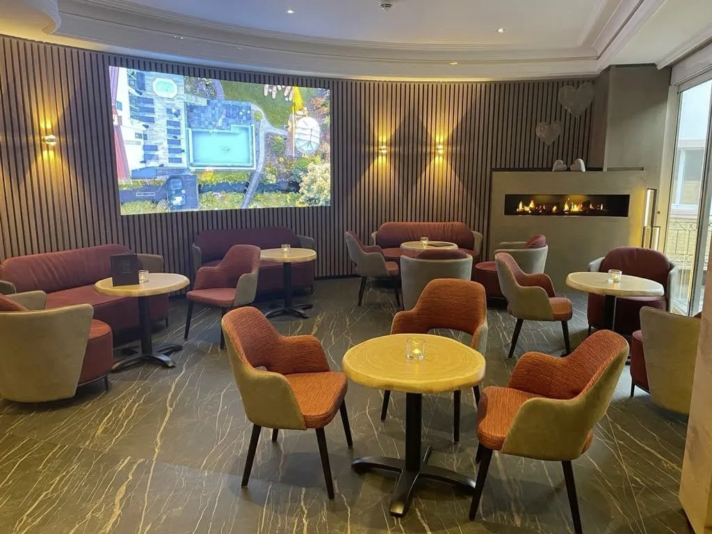 Lounge mit Effektfeuerkamin des Hotel Lamm