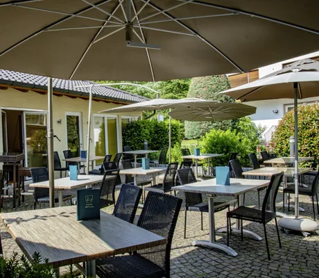 Terrasse mit Sonnenschirmen des Hotel Lamm