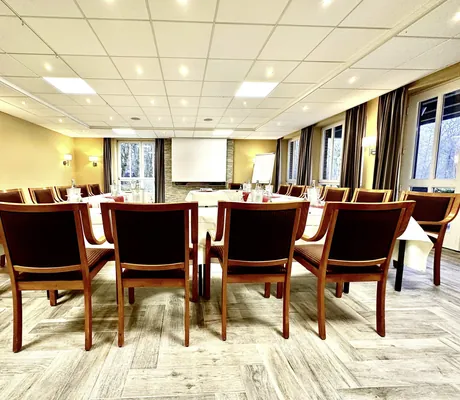 Tagungsraum 4zu3 mit Stilmöbel-Stühlen, Fensterfront und Holzboden im Park Hotel Fasanerie