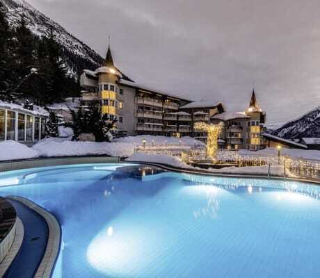 Außenaufnahme Winter mit Außenpool im Schnee im Posthotel Achenkirch