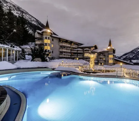 Außenaufnahme Winter mit Außenpool im Schnee im Posthotel Achenkirch