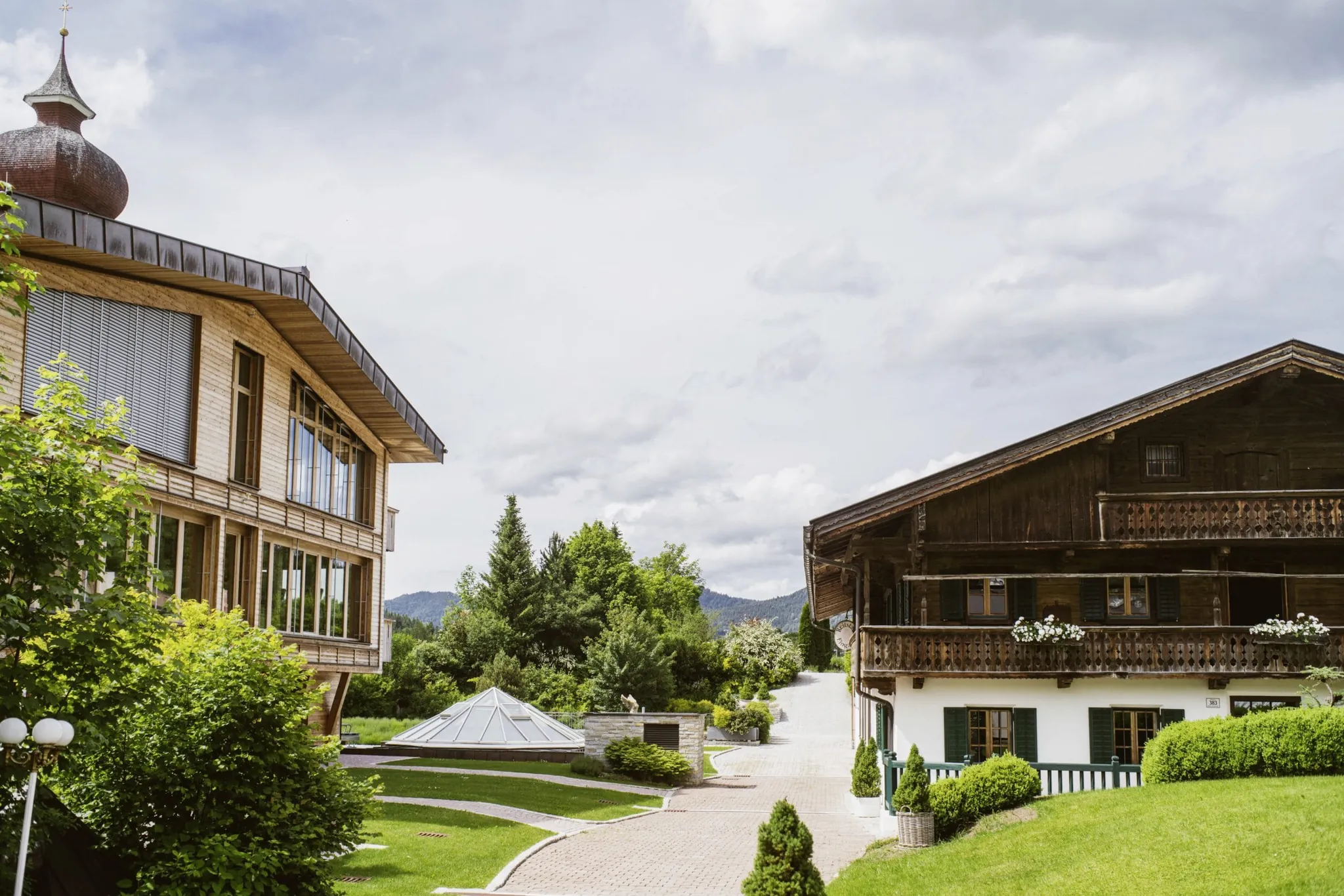 gepflasteter Weg zum urigen Zöhrer Haus im Posthotel Achenkirch