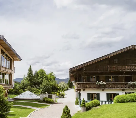 gepflasteter Weg zum urigen Zöhrer Haus im Posthotel Achenkirch