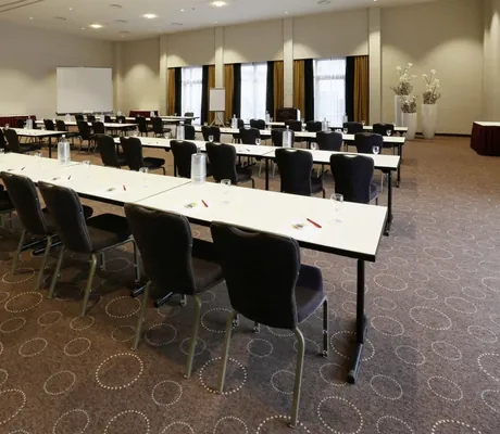 Moderner Tagungsraum mit drei Fenstern und braunem Teppichboden im See Park Janssen