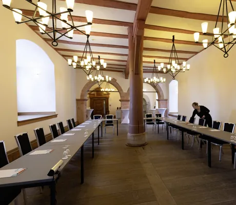 Tagungsraum in historischem Ambiente mit Holzsäule, -decke und Lüstern im hôtel schloss romrod