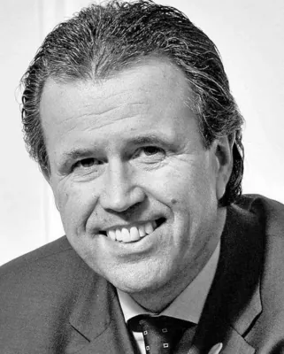 Autorenporträt Thomas Schreiner lächelnd mit Anzug