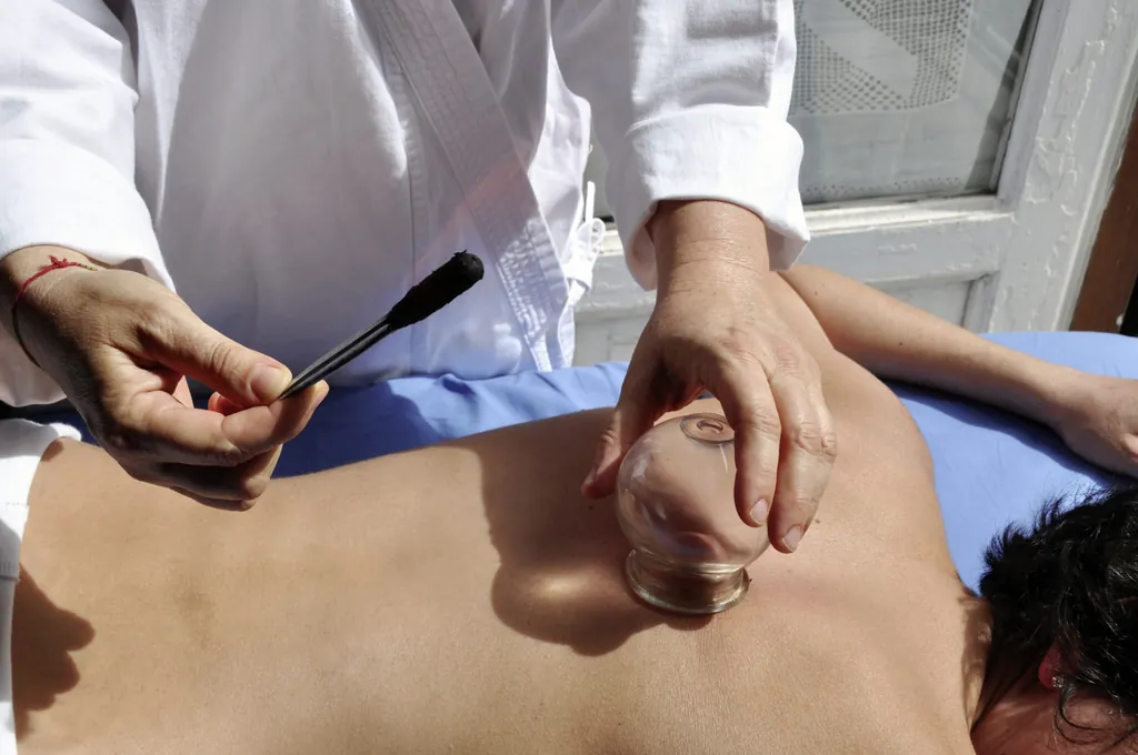 Der Rücken einer Frau während einer Tuina Massage