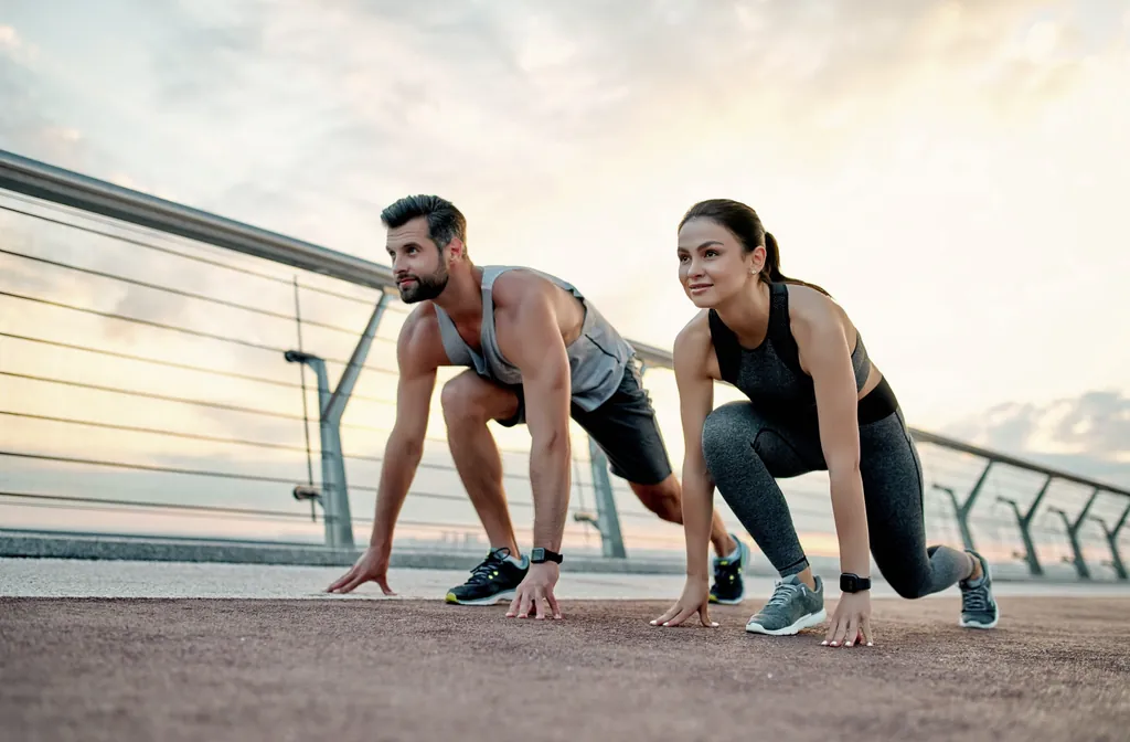 Pärchen leben ihren Wellness-Lebensstil und machen Sport am Morgen