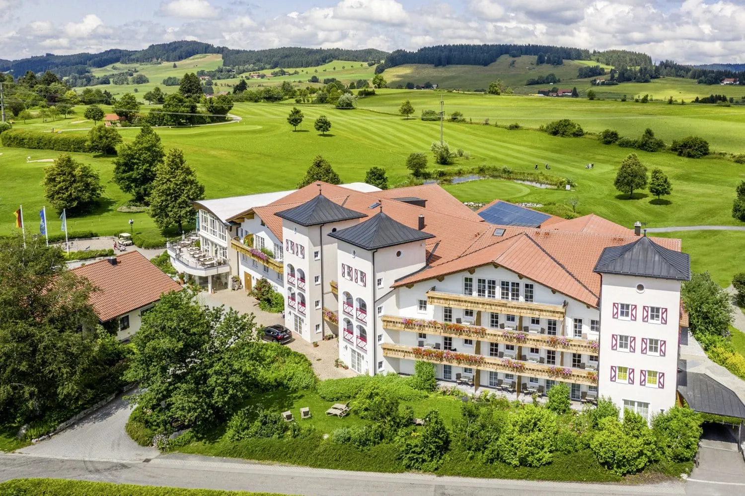 Aussenansicht der Hotelanlage mit Golfplatz des Hanusel Hof