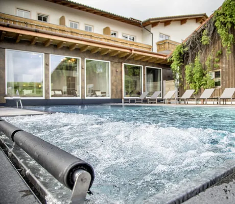 Aussenpool mit Sprudelanlage und Liegen des Hanusel Hof