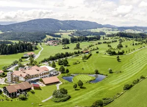 Luftaufnahme der Hotelanlage und des Golfplatzes des Hanusel Hof