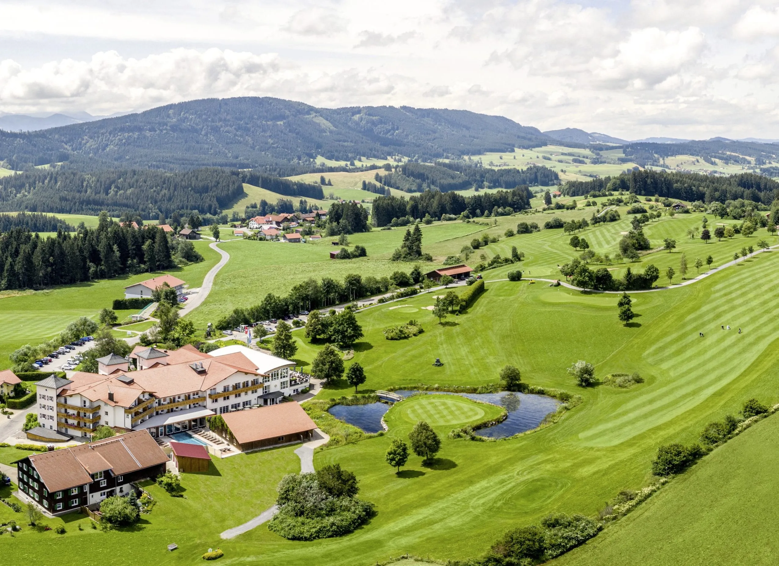 Luftaufnahme der Hotelanlage und des Golfplatzes des Hanusel Hof