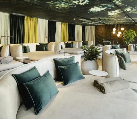 große runde Liegeflächen im Ruheraum mit grüner Blumendecke im Wellnesshotel Jagdhof Röhrnbach