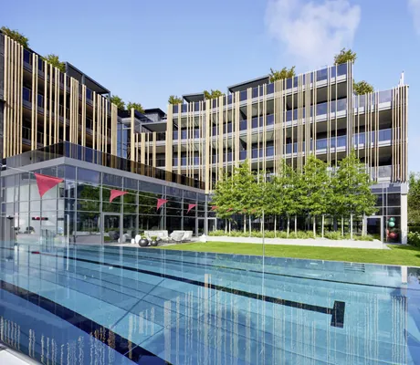 Sportpool vor moderner Fassade des Wellnesshotel Jagdhof Röhrnbach