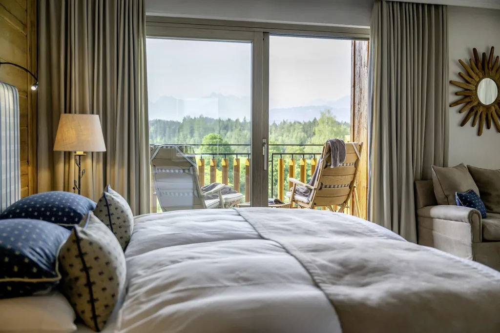 Blick vom Doppelbett über den Balkon auf die Allgäuer Bergwelt im Sonnenalp Resort