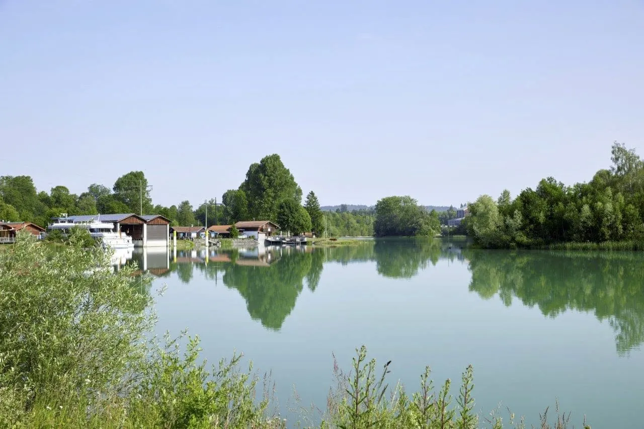 Seeidylle mit Bootsh&auml;usern am t&uuml;rkisen Wasser im Hotel Sommer